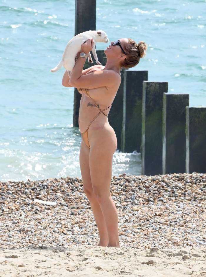 Эйслейн Хорган-Уоллас на пляже с подругами