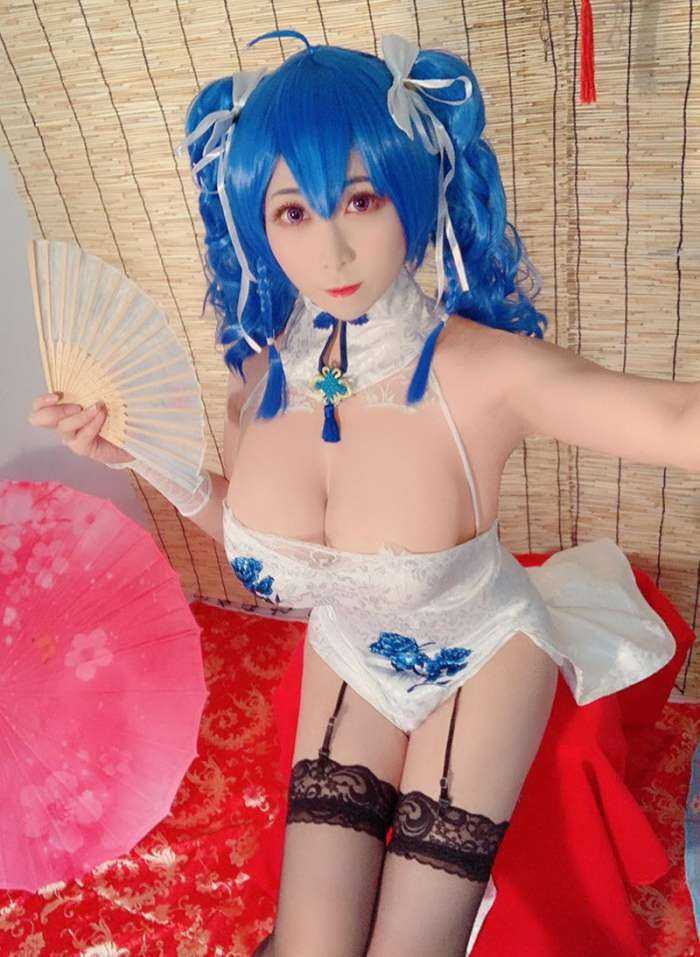 Страстная красотка с огромной армией поклонников доставляет наслаждение