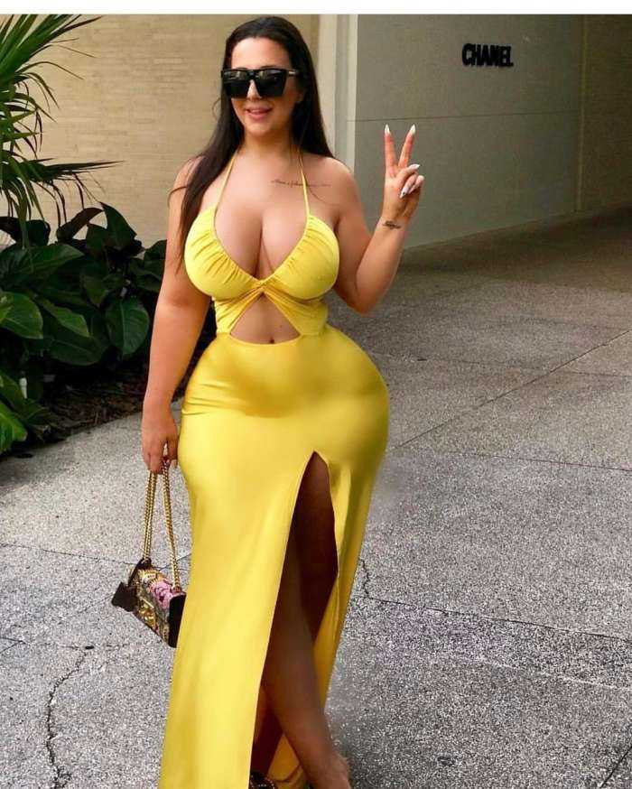 Красивая женская большая грудь на фото