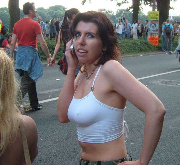 Видно грудь на фото