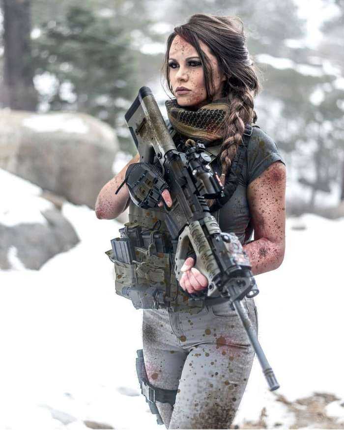 Шикарные красотки с оружием на фото