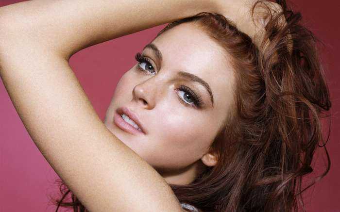 Девушки с нарощенными ресницами на фото