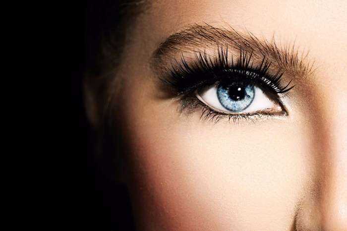 Девушки с нарощенными ресницами на фото