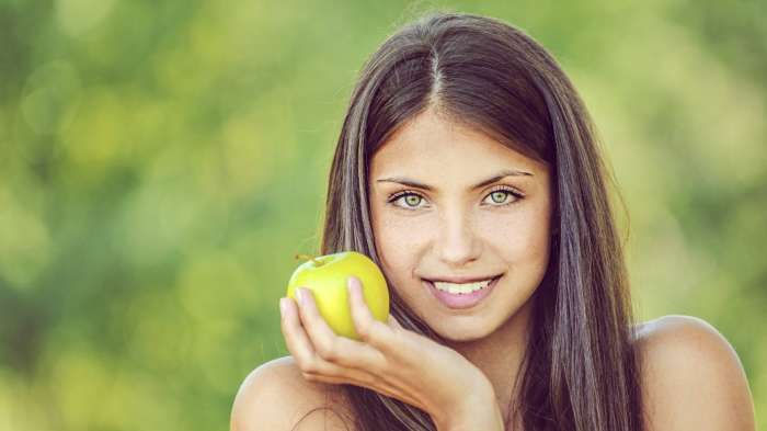 Девушки с яблоком на фото