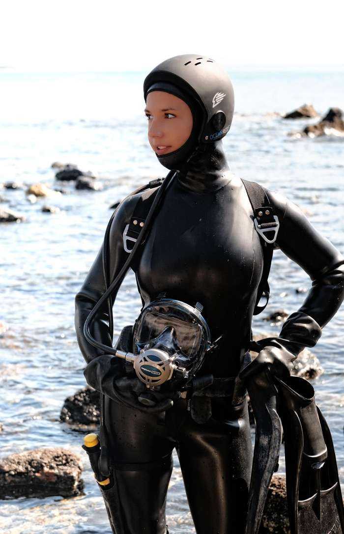 Девушки в гидрокостюмах на фото