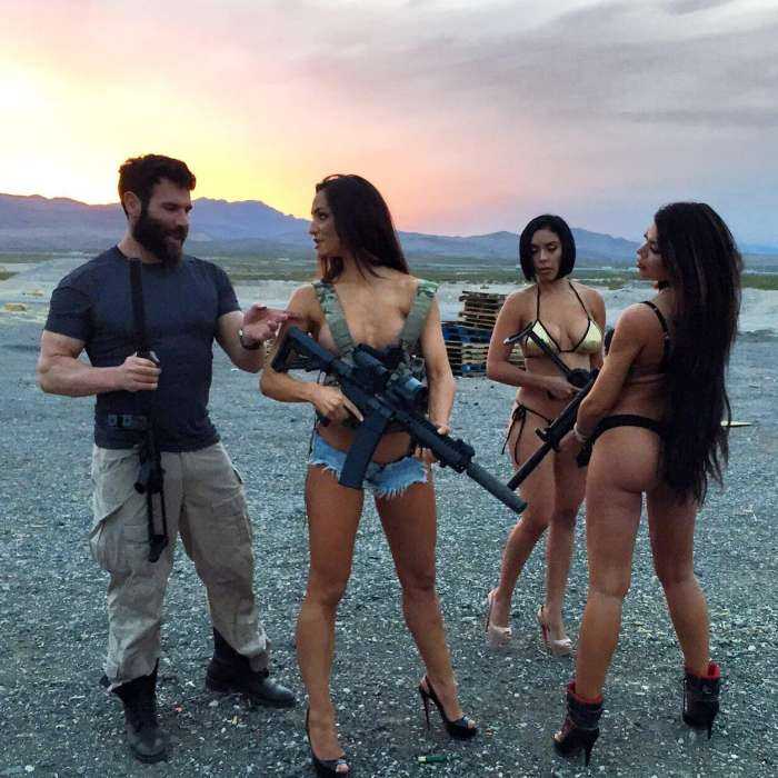 Девушки с оружием на фото