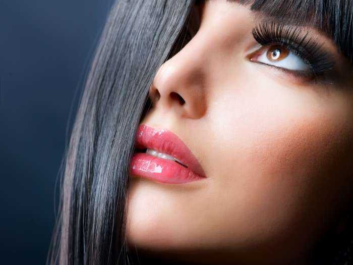 Девушки с нарощенными ресницами на фото