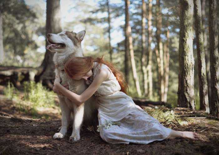 Волки и девушки на фото