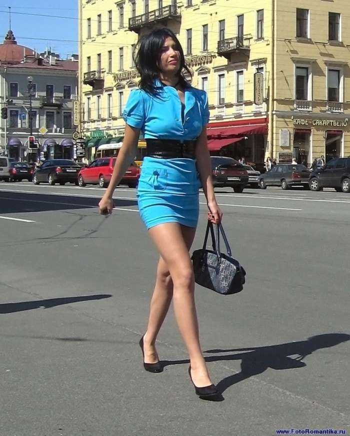 Дамы в мини на фото