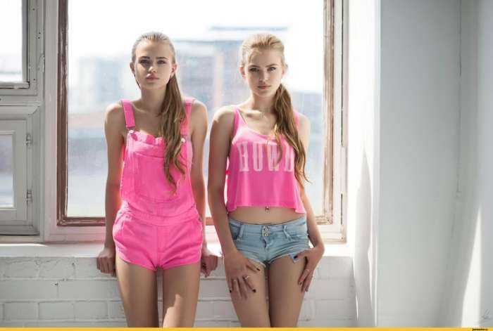 Девушки близняшки на фото