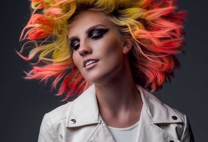 Девушки с цветными волосами на фото