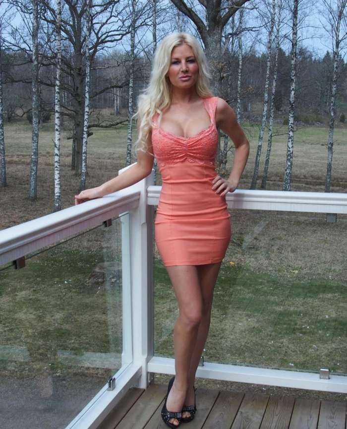 Дамы в мини на фото