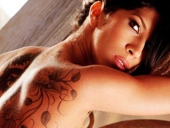 Тату на спинах девушек на фото