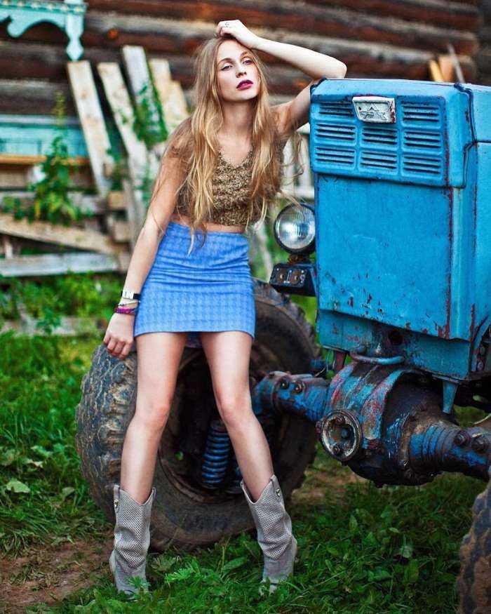 Девушки на тракторе на фото