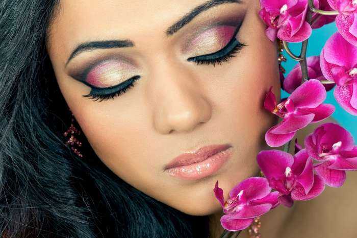 Девушки с нарощенными ресницами на фото