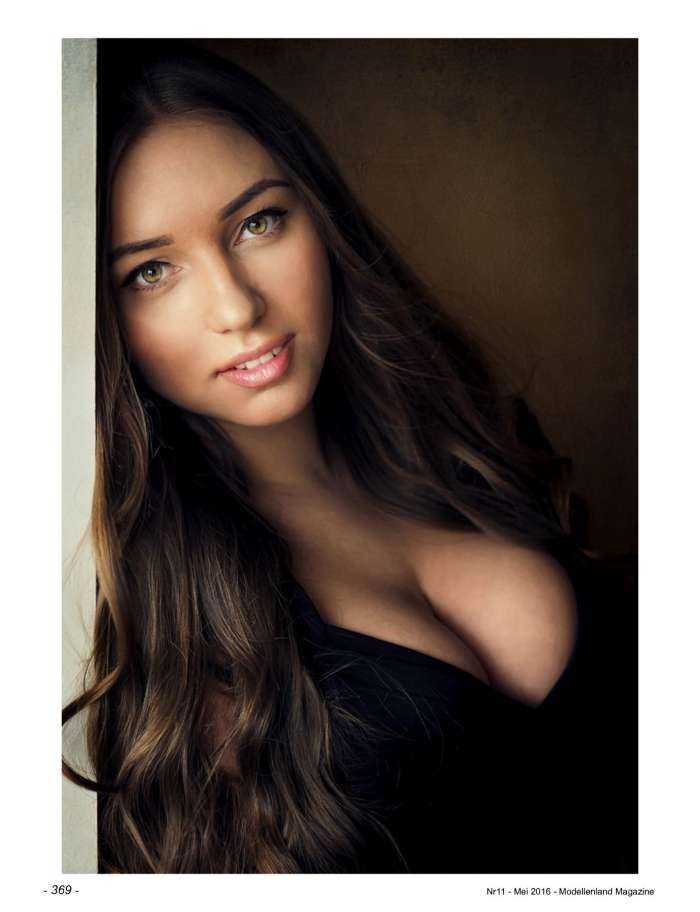 Девушки с глубоким декольте на фото