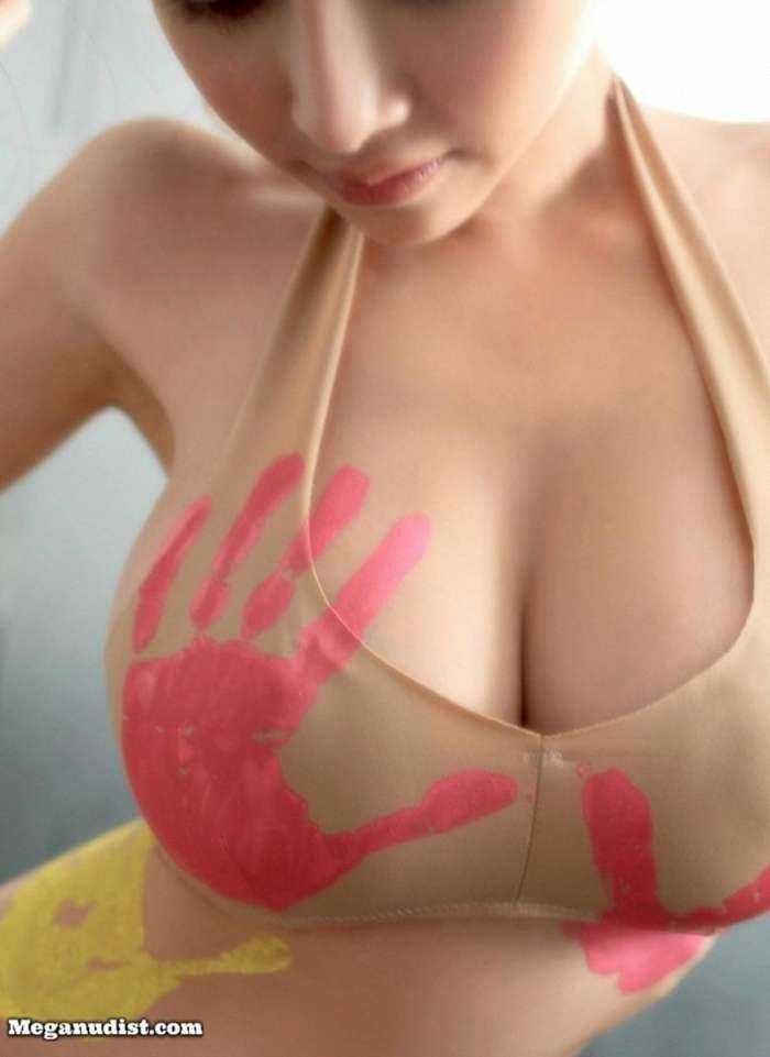 Видно грудь на фото