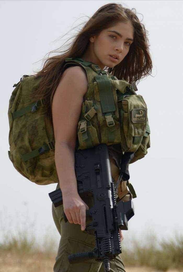 Шикарные красотки с оружием на фото