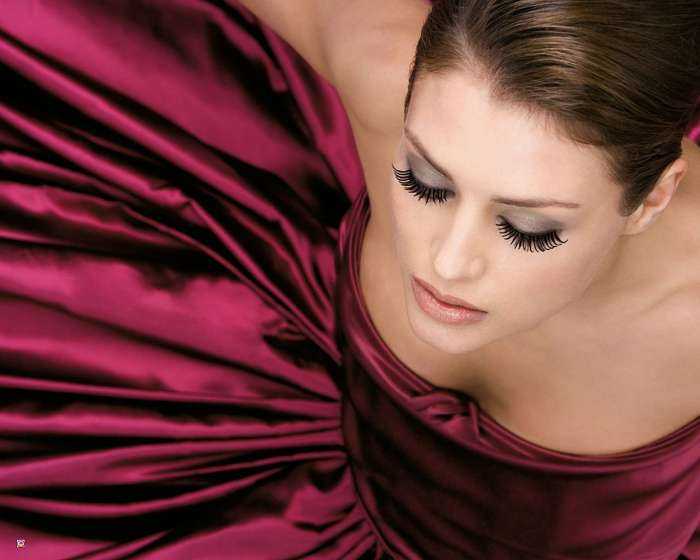 Девушки с нарощенными ресницами на фото