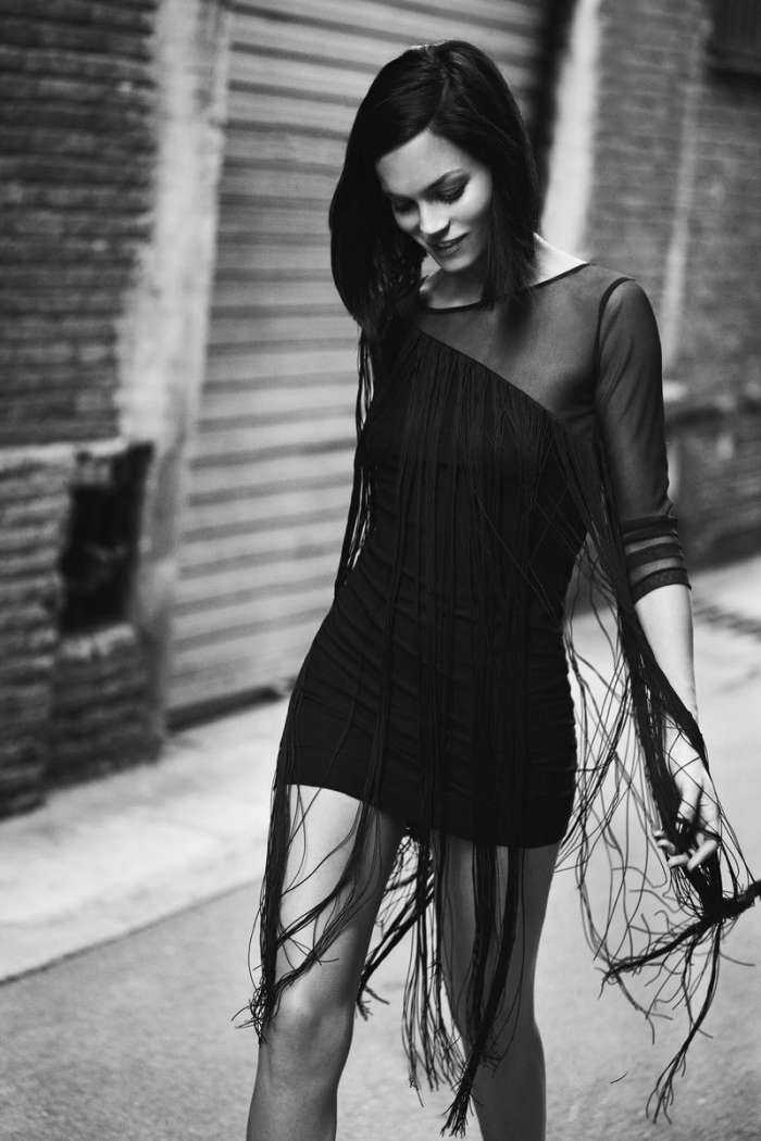 Дамы, владеющие соблазном в черных платьях