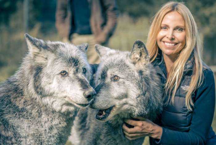 Волки и девушки на фото
