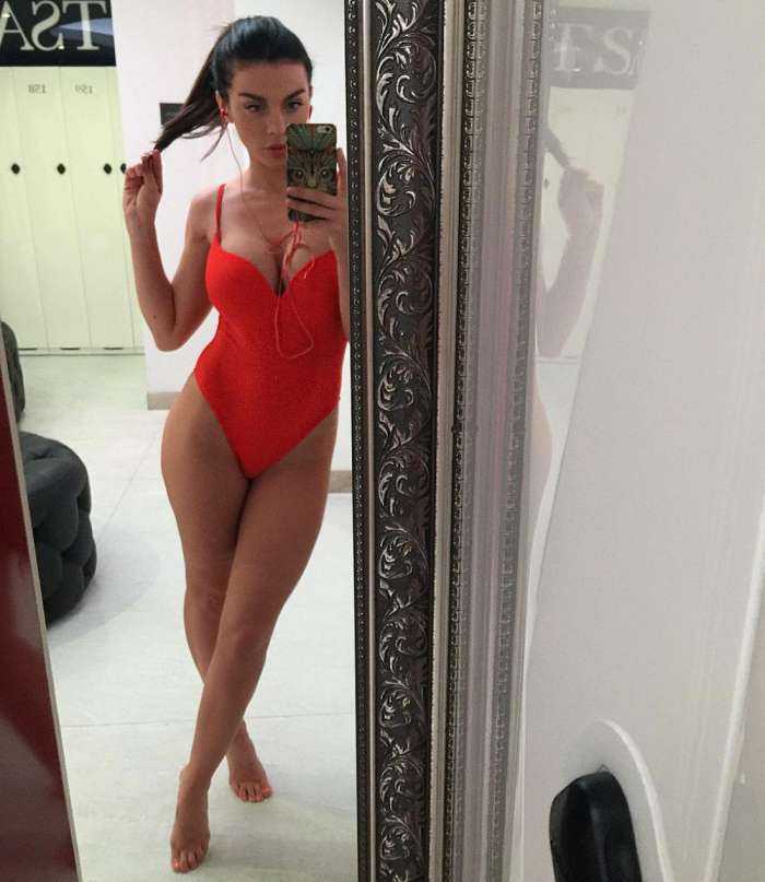 Леди в красном на фото