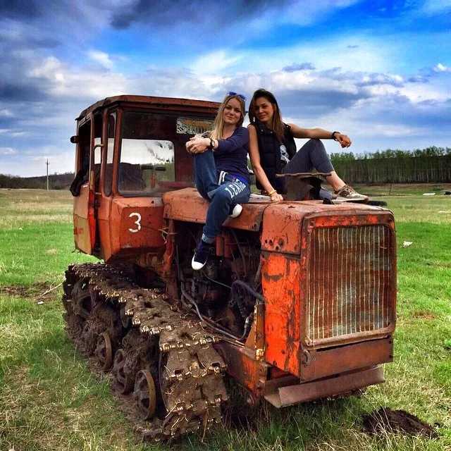 Девушки на тракторе на фото