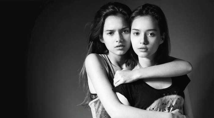 Девушки близняшки на фото