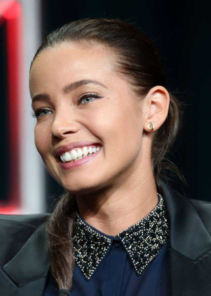 Стефани Корнелиуссен на фото