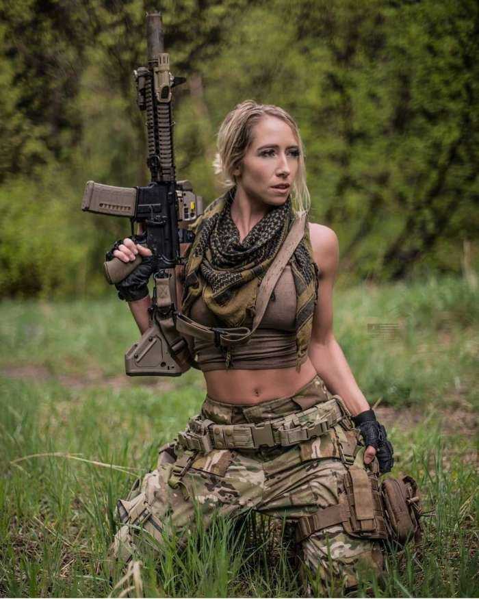Девушки с оружием на фото
