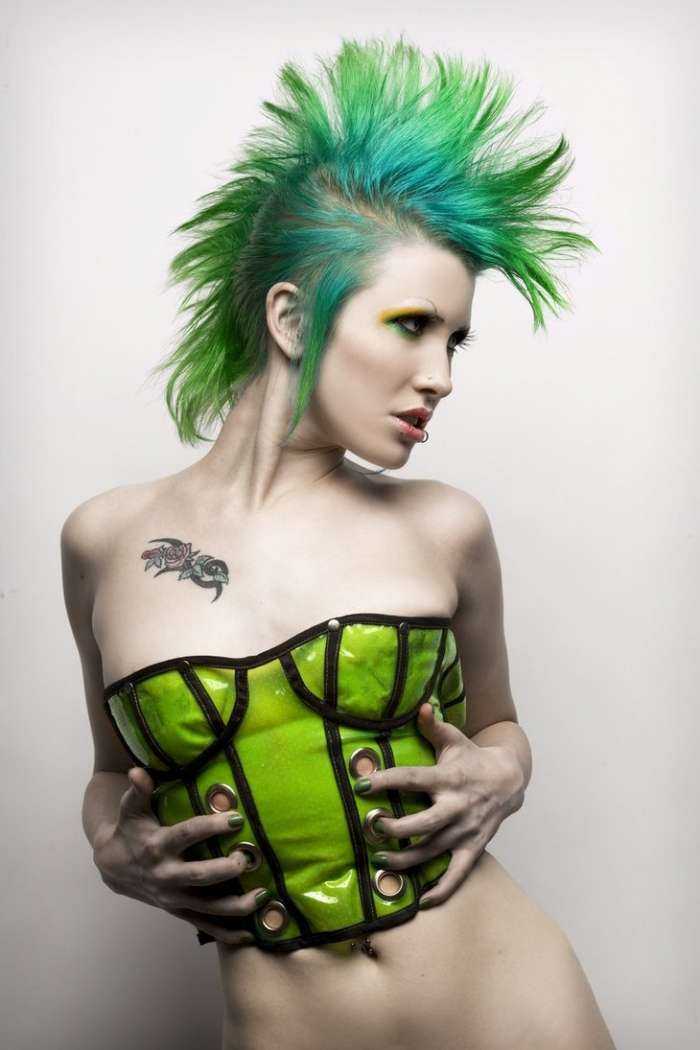 Девушки с цветными волосами на фото