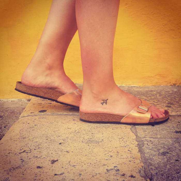 Татуировки на ногах у девушек на фото