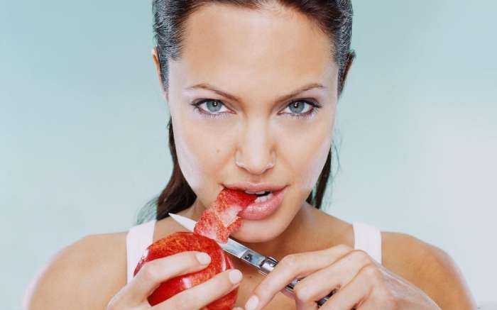 Девушки с яблоком на фото