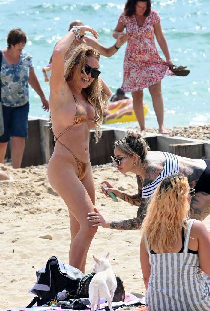 Эйслейн Хорган-Уоллас на пляже с подругами