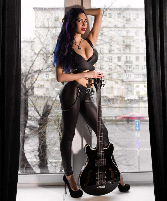 Девушки с глубоким декольте на фото