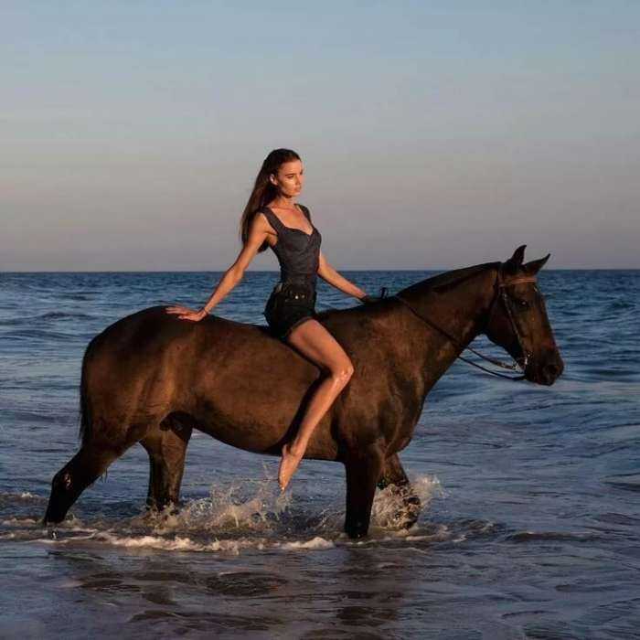 Горячие красотки на лошадях