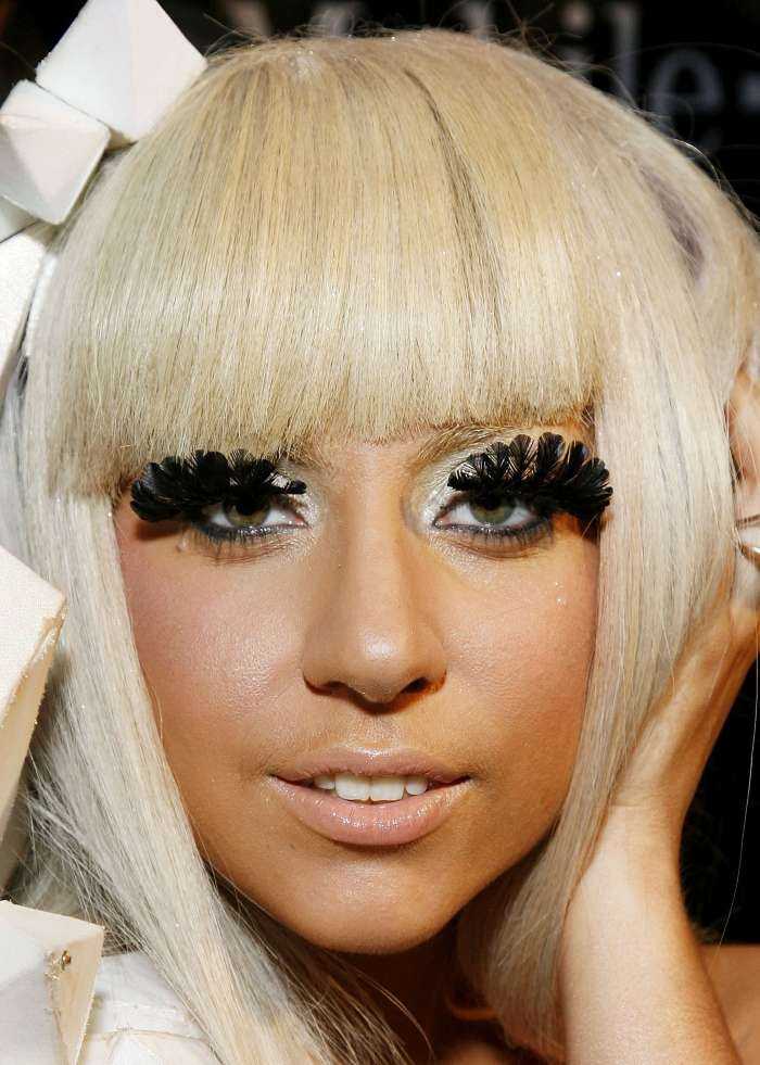 Девушки с нарощенными ресницами на фото