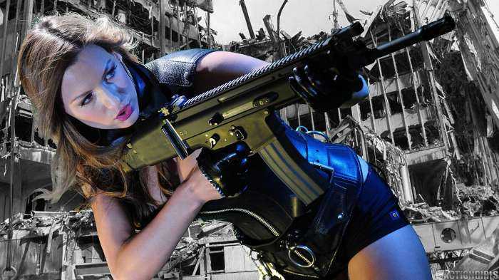 Пылкие дамы с военным добром на фото