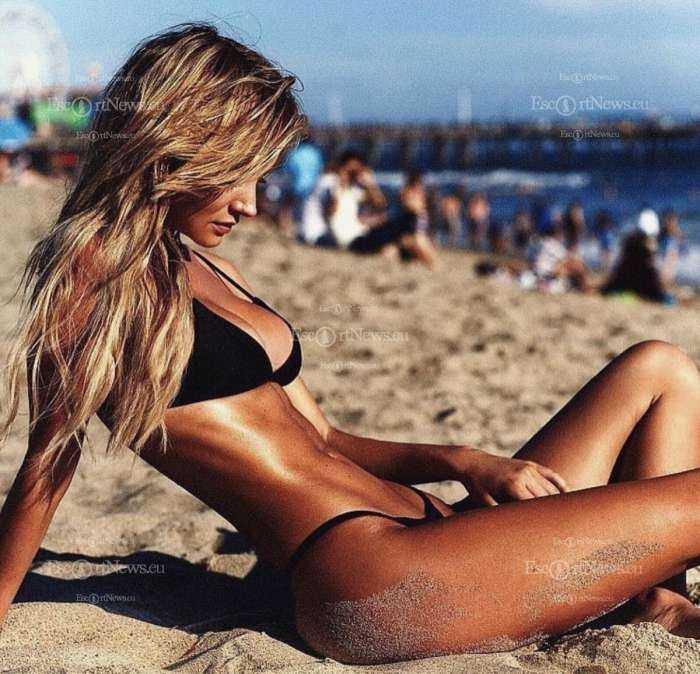 Соблазнительные красотки на пляже на фото