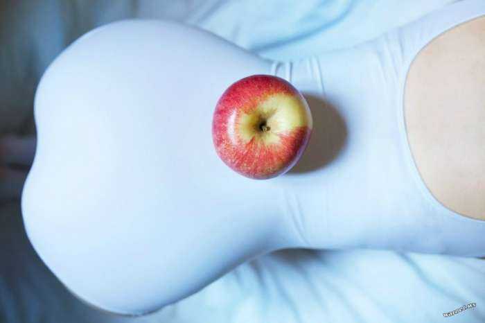 Девушки с яблоком на фото