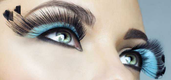 Девушки с нарощенными ресницами на фото