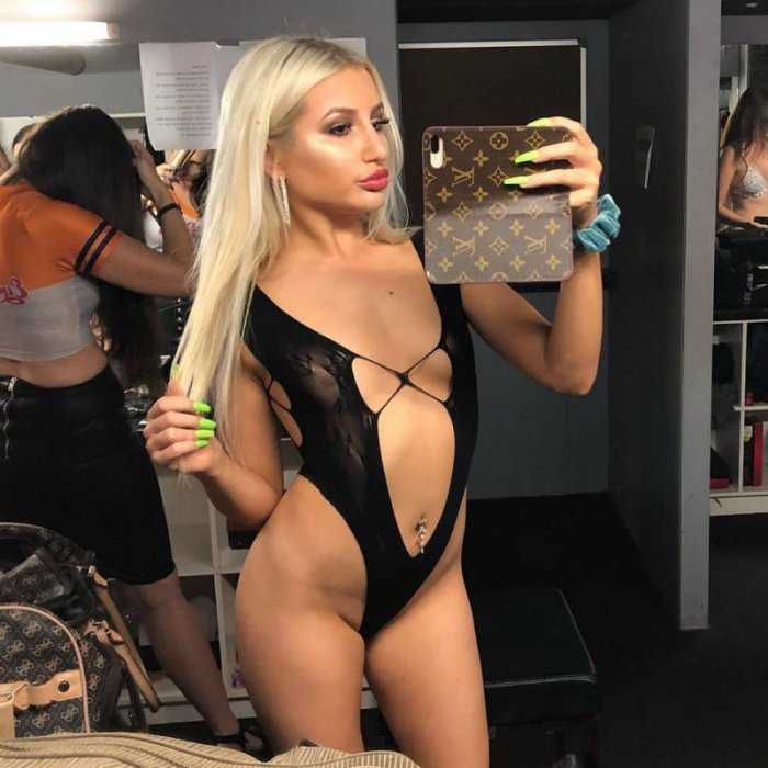 Селфи-фотки от стриптизерш на фото