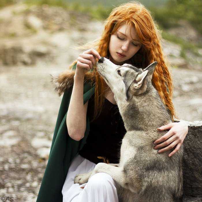 Волки и девушки на фото