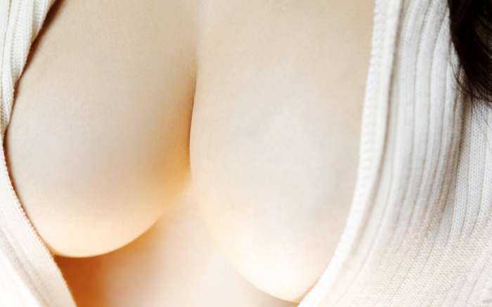 Видно грудь на фото