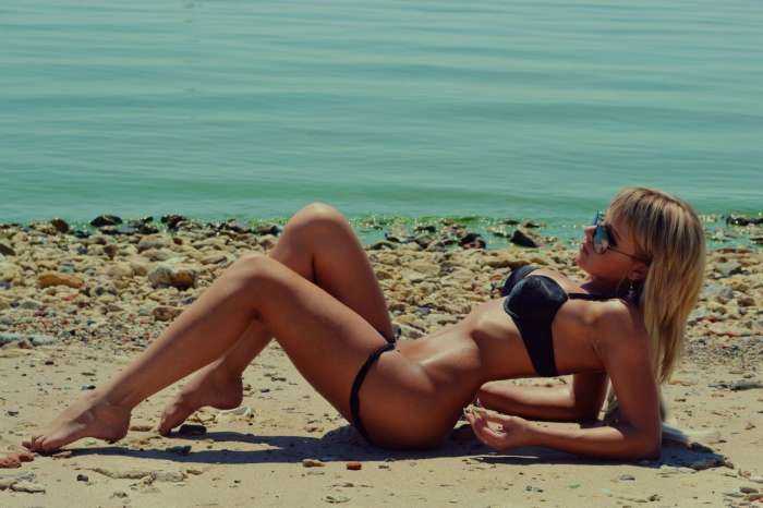 Соблазнительные красотки на пляже на фото