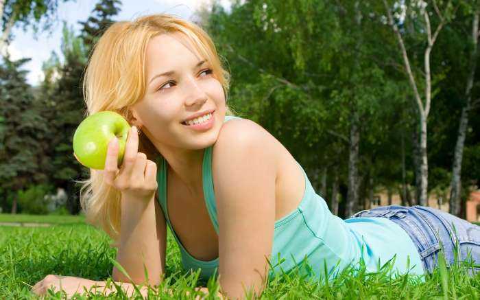 Девушки с яблоком на фото