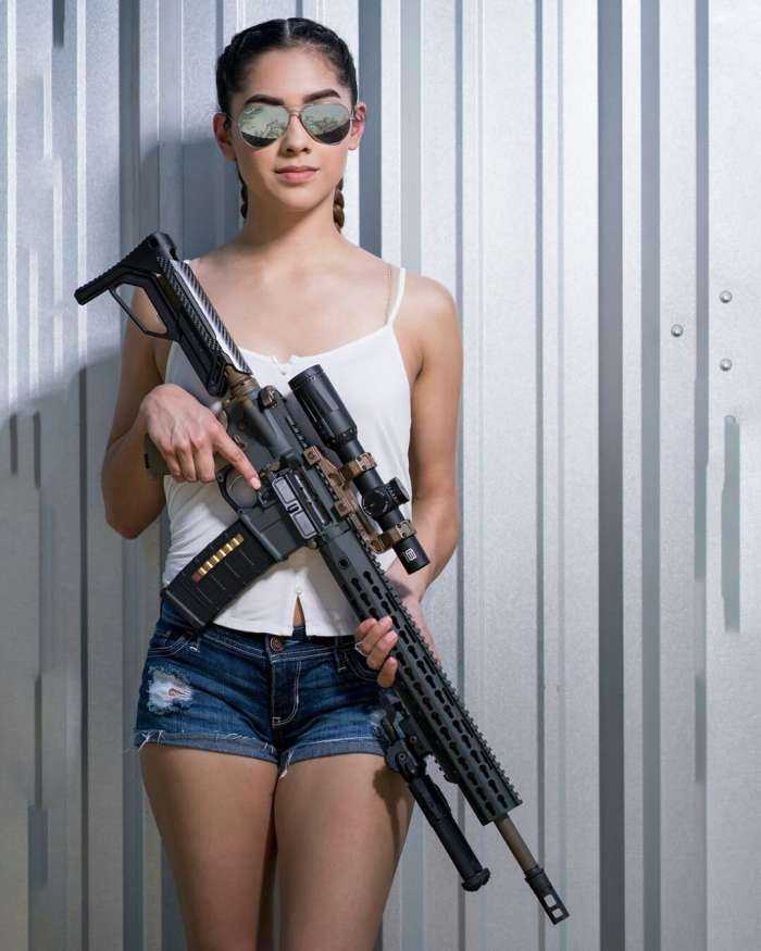 Шикарные красотки с оружием на фото