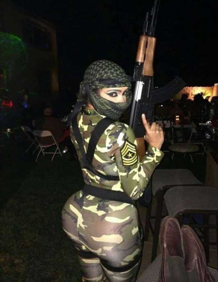 Шикарные красотки с оружием на фото