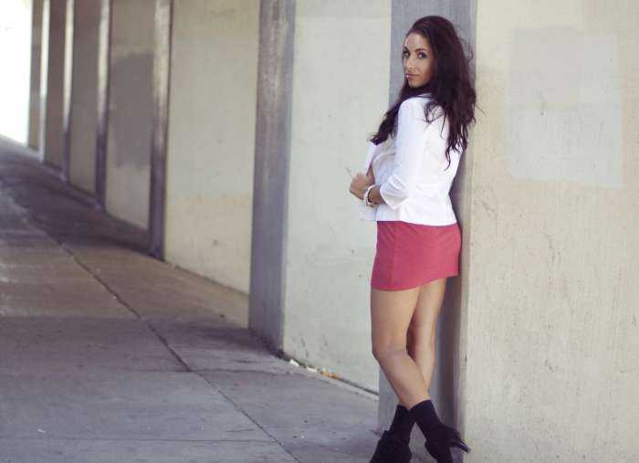 Девушки в мини-юбках на фото