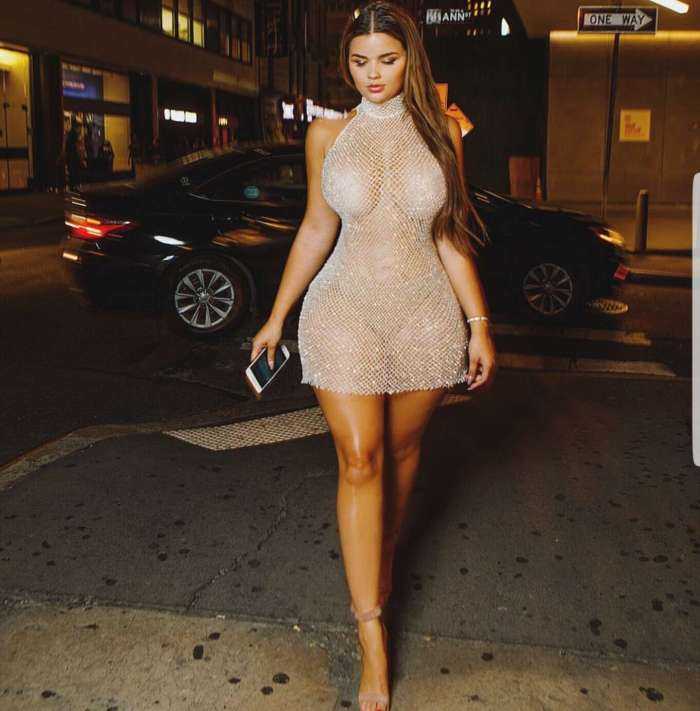 Дамы в мини на фото